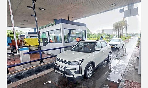 சென்னையில் இருந்து புதுச்சேரி செல்லும் கிழக்கு கடற்கரை சாலையில் உள்ள உத்தண்டி சுங்கச்சாவடியில் நேற்று முதல் சுங்கக் கட்டணம் வசூலிக்கப்படுகிறது. படம்: பு.க.பிரவீன்