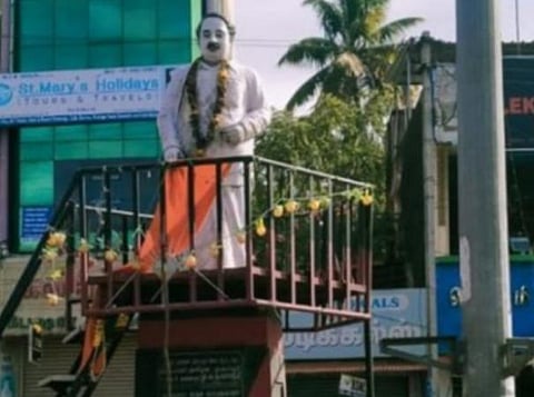 அண்ணா சிலை மீது காவித்துணி