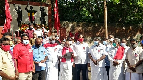 தியாகிகள் தினத்தையொட்டி அஞ்சலி செலுத்திய தொழிற்சங்கத்தினர்.