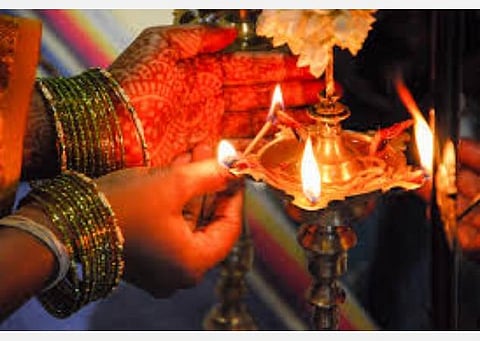 ஆடி வெள்ளியில் குத்துவிளக்கில் மகாலக்ஷ்மி