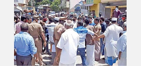 காஞ்சிபுரத்தில் பக்ரீத் பண்டிகைக்காக முஸ்லிம்கள் சிலர் மாடுகளை ஏற்றிச் செல்லும்போது, இந்து அமைப்பைச் சேர்ந்தவர்கள் தடுத்ததால் ஏற்பட்ட தகராறைத் தொடர்ந்து விசாரணை நடத்தும் போலீஸார்.