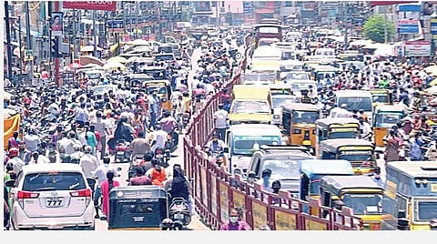 வரலட்சுமி நோன்பு, ஆடி வெள்ளி பண்டிகையையொட்டி சென்னை, காஞ்சி கடைகளில் திரண்ட மக்கள்: ஊரடங்கு அமலில் உள்ள நிலையில் கடும் போக்குவரத்து நெரிசல்