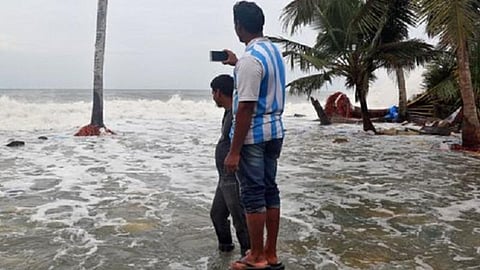 குமரிக் கடலில் மாயமான மீனவர்களைக் கண்டுபிடிக்கக் கோரிய வழக்கில் மத்திய அரசு பதிலளிக்க உத்தரவு