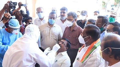 கரோனா பரிசோதனை செய்து கொள்ளும் எம்எல்ஏ சிவா