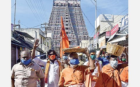 அயோத்திக்கு அனுப்பி வைப்பதற்காக ரங்கம் ரங்கநாதர் கோயில் பிரசாதம் மற்றும் காவிரி, கொள்ளிடம் ஆறுகளில் சேகரிக்கப்பட்ட மண் ஆகியவற்றை நேற்று எடுத்துச் செல்லும் விஷ்வ ஹிந்து பரிஷத் அமைப்பினர். படம்: ஜி.ஞானவேல்முருகன்