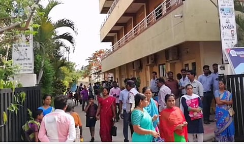 இலவச கட்டாயக் கல்வி உரிமைச் சட்டத்தின் கீழ் உள்ள 25% இடங்கள் எவ்வாறு நிரப்பப்படும்?- அறிவிப்பு வெளியிடக் கோரி உயர் நீதிமன்றத்தில் வழக்கு