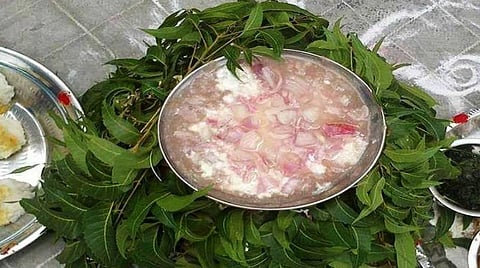 ஆடி அற்புதம்... வீட்டு வாசலில் வேப்பிலை; கூழ் பிரசாதம்!