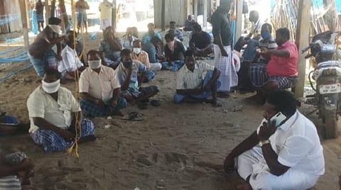 பட விளக்கம்: ஆலோசனைக் கூட்டத்தில் பங்கேற்ற ராமேசுவரம் விசைப்படகு மீனவர்கள்.