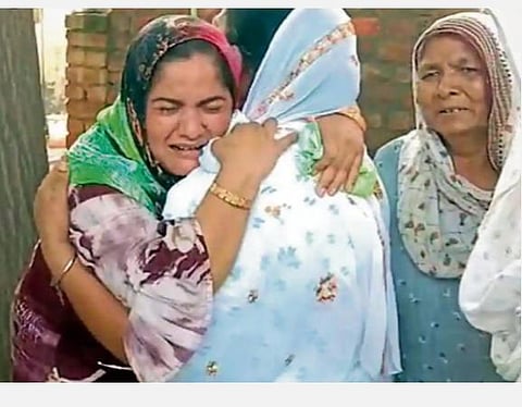 கள்ளச்சாரயத்தால் பலியான உறவினரை நினைத்து கதறும் பெண்: படம் ஏஎன்ஐ