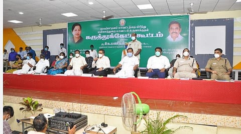 நாகை கூட்டத்தில் இடது ஓரம் அமர்ந்திருக்கும் மக்களவை உறுப்பினர்கள்