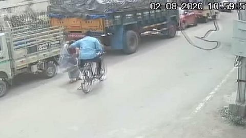 மதுரையில் சைக்கிளில் பின்தொடர்ந்து மூதாட்டியைத் தாக்கி செயின் பறித்த இளைஞர்: வைரலாகும் சிசிடிவி காட்சியால் அதிர்ச்சி