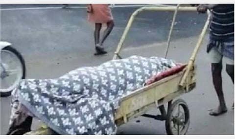 ஆம்புலன்ஸ் வராததால் தாயின் உடலை தள்ளுவண்டியில் எடுத்துச் சென்று தகனம் செய்த மகன்: தேனி ஆட்சியருக்கு மனித உரிமை ஆணையம் நோட்டீஸ்