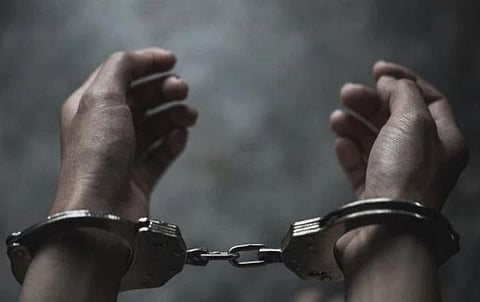 திருடிய நகைகளை விற்று தோழிக்கு நகை வாங்கிய கொள்ளையன் கைது