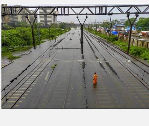 மும்பையில் கொட்டித் தீர்க்கும் பேய் மழை: 2 நாட்களுக்கு‘ரெட் அலர்ட்’; 10 மணி நேரத்தில் 254 மிமீ மழை