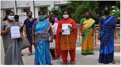 மாதர் சங்கத்தினருடன் மனு அளிக்க வந்த சுய உதவிக்குழு பெண்கள்