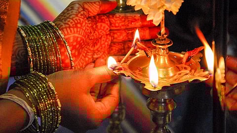 திருமணத் தடை நீக்கும் திருவிளக்கு பூஜை; வீட்டிலேயே செய்யுங்கள்.. விடியல் நிச்சயம்!