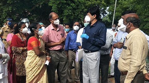 திருச்சி மகாத்மா காந்தி நினைவு அரசு மருத்துவமனையில் ஆய்வு நடத்திய மக்கள் நல்வாழ்வு மற்றும் குடும்ப நலத்துறை அரசின் முதன்மைச் செயலாளர் ஜெ.ராதாகிருஷ்ணன். | படம்: ஜெ.ஞானசேகர்