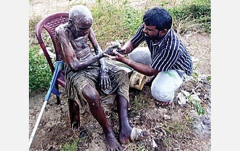 பூந்தமல்லி பகுதிகளில் சாலையோரங்களில் வசிக்கும் ஆதரவற்ற முதியோருக்கு முடிதிருத்தம் செய்து, குளிப்பாட்டி உணவு வழங்கும் அரசுப் பேருந்து நடத்துநர்.