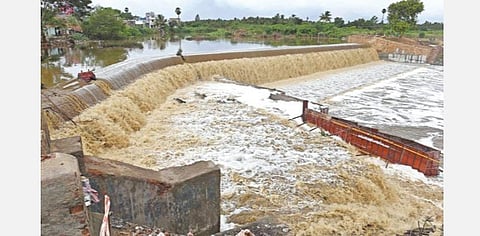 கோவை ஆத்துப்பாலம் அருகே சுண்ணாம்புக் காளவாய் அணைக்கட்டைத் தாண்டிப் பாயும் வெள்ளம் | படங்கள்: ஜெ.மனோகரன்