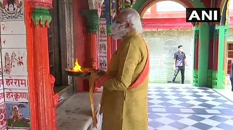 அயோத்தியில் உள்ள அனுமன் கோயிலில் வழிபாடு செய்த பிரதமர் மோடி: படம் | ஏஎன்ஐ.