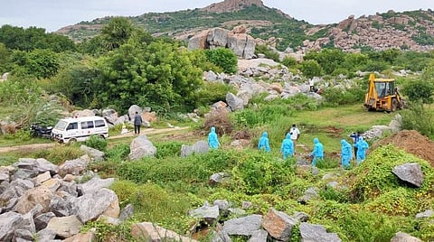 செஞ்சி அருகே கொத்தமங்கலம் பகுதியில் கரோனா வைரஸால் இறந்தவரின் உடல் அடக்கம் செய்யப்படுகிறது.