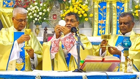 தூத்துக்குடி தூய பனிமய மாதா பேராலய பெருவிழாவை முன்னிட்டு ஆயர் ஸ்டீபன் ஆண்டகை தலைமையில் சிறப்பு திருப்பலி நடைபெற்றது.