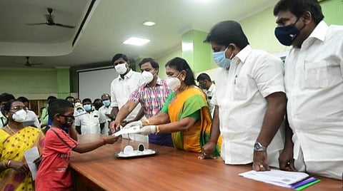 உயர் நீதிமன்ற ஆணைப்படி மாணவர்களுக்கு வீட்டிலேயே முட்டை வழங்கப்படும்: அமைச்சர் வீ.சரோஜா தகவல்