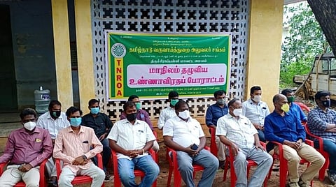 தற்செயல் விடுப்பு எடுத்து உண்ணாவிரதத்தில் ஈடுபட்ட தமிழ்நாடு வருவாய்த் துறை அலுவலர் சங்கத்தினர்.