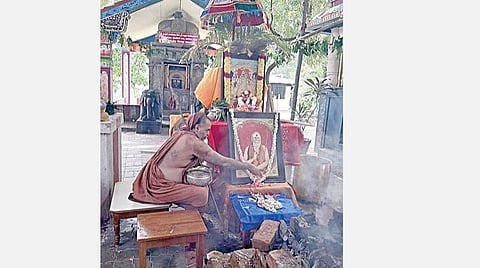 தேனம்பாக்கம் பிரம்மபுரீஸ்வரர் கோயிலில் ஸ்ரீ ஜெயேந்திர சரஸ்வதி சுவாமிகள் ஜெயந்தியையொட்டி சிறப்பு பூஜையில் ஈடுபட்ட காஞ்சி சங்கர மடத்தின் மடாதிபதி ஸ்ரீ விஜயேந்திர சரஸ்வதி சுவாமிகள்.