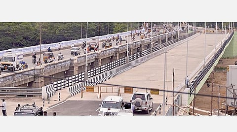 திருநெல்வேலி சந்திப்பில் தாமிரபரணி ஆற்றின் குறுக்கேயுள்ள சுலோச்சன முதலியார் பாலத்துக்கு அருகே புதிதாக கட்டப்பட்டுள்ள பாலம். இதனை முதல்வர் பழனிசாமி நாளை திறந்துவைக்கிறார். படம்: மு.லெட்சுமி அருண்