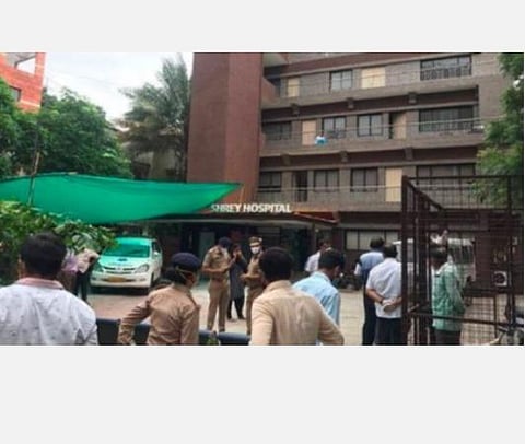 அகமதாபாத் கரோனா சிகிச்சை மருத்துவமனையில் தீ விபத்து- எட்டு நோயாளிகள் பரிதாப பலி
