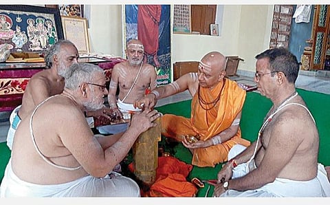 அயோத்தியில் ராமர் கோயிலின் கருவறையில் வைக்கப்பட்டுள்ள காஞ்சி சங்கர மடத்தில் இருந்து அனுப்பப்பட்ட ஸ்தூபி போன்ற அமைப்புடைய கருங்காலி மரத்தாலான சங்கு