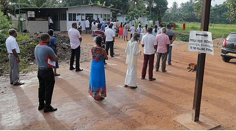 இலங்கை மக்கள் நேற்று வாக்களித்த காட்சி :படம் உதவி ட்விட்டர்