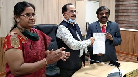 ஏ.பி.தாஸ் ஓய்வுபெற்ற நிலையில் பொறுப்புகளை புதிய துணைவேந்தராக (பொ) பொறுப்பேற்றுள்ள கற்பக குமாரவேலிடம் ஒப்படைத்தார். அருகில் பல்கலைக்கழக பதிவாளர் புவனேஸ்வரி உள்ளார்.