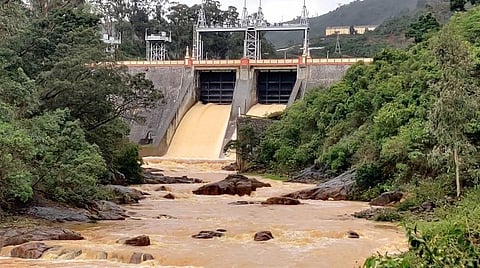 குந்தா அணையிலிருந்து உபரி நீர் வெளியேற்றப்பட்டது.