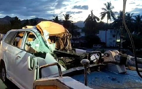 விபத்தில் நொறுங்கிய கார்