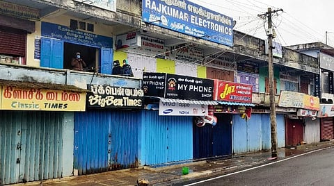 மார்க்கெட்டில் உள்ள கடைகள் மூடப்பட்டன.