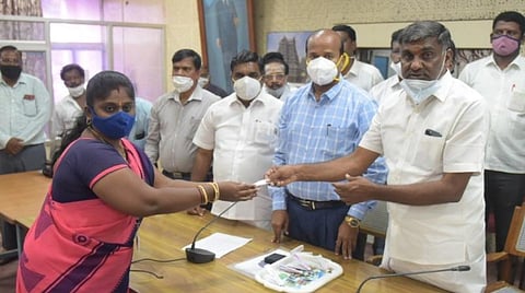 அங்கன்வாடி பணியாளர்கள் வசம் சாவியை ஒப்படைக்கும் அமைச்சர் கே.சி.வீரமணி. அருகில், மாவட்ட ஆட்சியர் சண்முகசுந்தரம்.