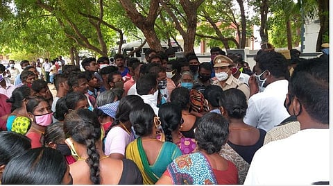 கோவில்பட்டியில் இளைஞர் கொலை செய்யப்பட்டதைக் கண்டித்து அவரது உறவினர்கள் டி.எஸ்.பி. அலுவலகத்தை முற்றுகையிட்டனர். அவர்களிடம் டி.எஸ்.பி.கலை கதிரவன் பேச்சுவார்த்தை நடத்தினார்.