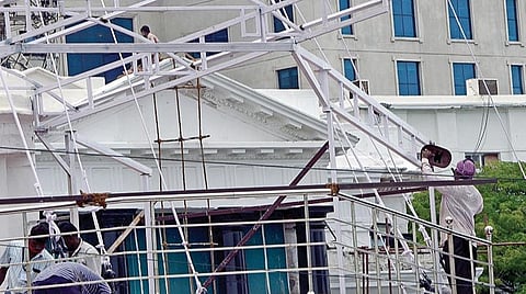 தேசியக் கொடி ஏற்றப்பட உள்ள தலைமைச் செயலக கோட்டை கொத்தளத்தில் வெள்ளை அடிக்கும் பணி நடக்கிறது.