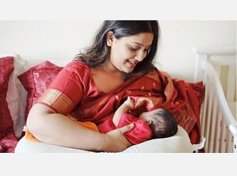 கரோனா பாதித்த தாய்மார்கள் தாய்ப்பால் கொடுப்பதால் குழந்தைக்குப் பாதிப்பு வராது: மூத்த மருத்துவர் கருத்து