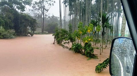 வெள்ளக்காடாக காட்சியளிக்கும் கூடலூர் 1-ம் லைன்.