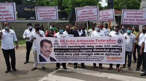 நீதிமன்றங்களைத் திறக்க வலியுறுத்தி மதுரையில் வழக்கறிஞர்கள் கருப்புக்கொடி ஆர்ப்பாட்டம்