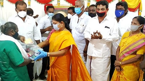 தூத்துக்குடியில் வடக்கு மாவட்ட திமுக சார்பில் கருணாநிதி நினைவு தினத்தை முன்னிட்டு தூய்மை பணியாளர்களுக்கு நலத்திட்ட உதவிகளை பெ.கீதாஜீவன் எம்எல்ஏ வழங்கினார்.