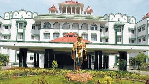 இருமொழிக் கொள்கையை தமிழக அரசு தெளிவுபடுத்த வேண்டும்: உயர் நீதிமன்றக் கிளை உத்தரவு