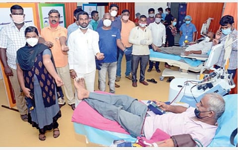 தமிழக பாரதிய ஜனதா கட்சியின் வடசென்னை பகுதி மருத்துவப் பிரிவு சார்பில், கரோனா தொற்றில் இருந்து குணமடைந்த 4 பேர், சென்னை ராஜீவ்காந்தி அரசு மருத்துவமனையில் நேற்று பிளாஸ்மா தானம் செய்தனர்.படம்: க.பரத்