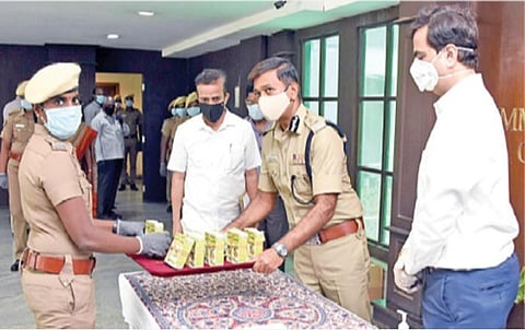 சென்னை வேப்பேரியில் உள்ள காவல் ஆணையர் அலுவலகத்தில் நேற்று நடந்த நிகழ்ச்சியில் கரோனாவுக்கு எதிரான நோய் எதிர்ப்பு சக்தியை அதிகரிக்கும் சத்து பானங்களை சென்னை மாநகர போலீஸாருக்கு காவல் ஆணையர் மகேஷ் குமார் அகர்வால் வழங்கினார். தலைமையிட இணை ஆணையர் எஸ்.மல்லிகா, நுண்ணறிவு பிரிவு துணை ஆணையர்கள் ஆர்.திருநாவுக்கரசு, எம்.சுதாகர், விமலா (தலைமையிடம்), கே.பெரோஸ்கான் அப்துல்லா (நிர்வாகம்) உட்பட பலர் கலந்து கொண்டனர்.