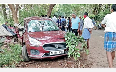 கோவை-ஆனைகட்டி சாலையில் மரத்தில் மோதி விபத்துக்குள்ளான கார்.