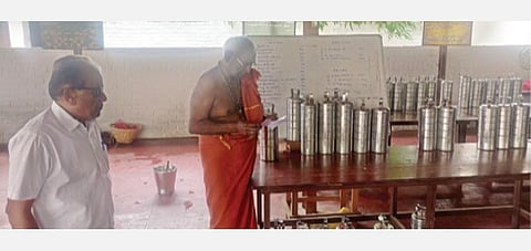 டிபன் கேரியர்களில் உணவு தயார் நிலையில் வைக்கப்பட்டுள்ளதை பார்வையிடும் சீனியர் சிட்டிசன்ஸ் கவுன்சில் தலைவர் துரை தம்புராஜ், துணைத் தலைவர் முத்துசாமி.