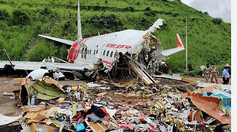கோழிக்கோட்டில் விபத்துக்குள்ளான ஏர் இந்தியா விமானத்தின் உடைந்த பகுதி: படம் | ஏஎன்ஐ.